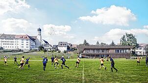 So sieht die Vision aus: In geradezu malerischer Kulisse soll das Haus der Vereine (hinten rechts im Bild) entstehen.