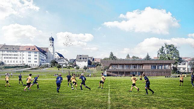 So sieht die Vision aus: In geradezu malerischer Kulisse soll das Haus der Vereine (hinten rechts im Bild) entstehen.