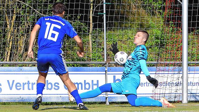 Niklas Gassner (rechts) vom FV Walbertsweiler-Rengetsweiler hat es in unsere Top-Auswahl geschafft.