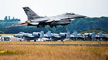 Ein F-16 Kampfflugzeug (Symbolbild)