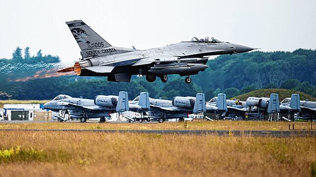 Ein F-16 Kampfflugzeug (Symbolbild)