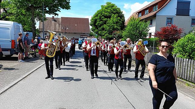 Bild 7: Festumzug am Gmeindshus Oberlauchringen – Höhepunkt des 4-tägigen Bezirksmusikfest