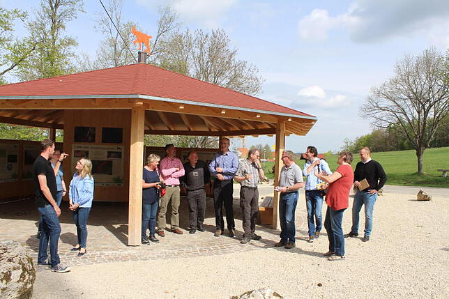 Am Luchs-Info-Point vor der Burg Wildenstein stehen Vertreter der Gemeinden und des Landkreises sowie der Presse bei einer Probefahrt ...