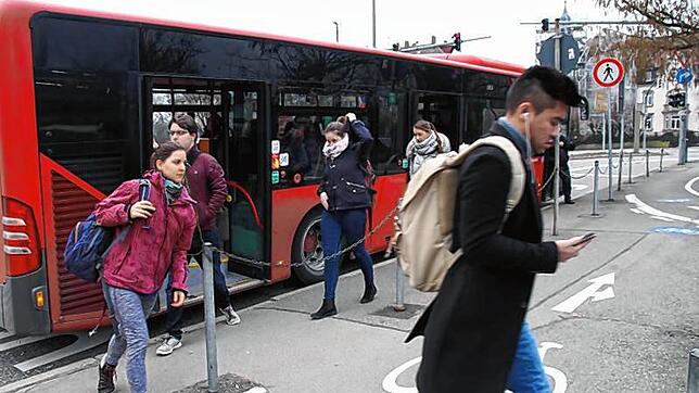 Mal schnell mit dem Bus fahren: Das kostet in Konstanz immer gleich viel, auch wenn es nur zwei Haltstellen sind. Dies könnte sich ändern.