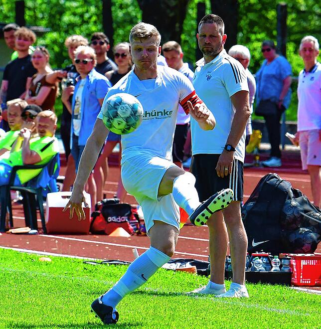 Kapitän und Stütze: Dass er sich auf die „treue Seele“ Alexander Rebis verlassen kann, weiß Trainer Urs Keser (hinten) von ...