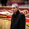 Georg Gänswein, langjähriger Privatsekretär, steht vor dem Leichnam des verstorbenen Papstes Benedikt XVI. der im Petersdom öffentlich ...