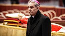 Georg Gänswein, langjähriger Privatsekretär, steht vor dem Leichnam des verstorbenen Papstes Benedikt XVI. der im Petersdom öffentlich ...