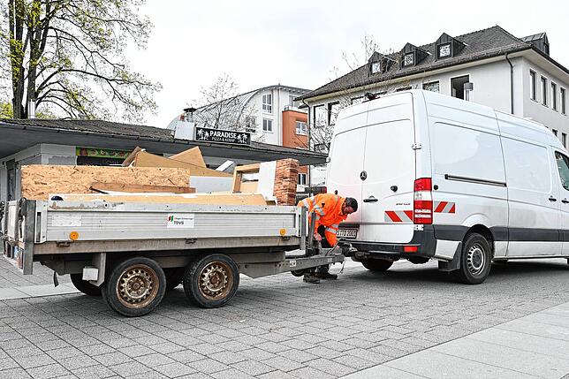 Die Technischen Dienste haben das Ausräumen und den Abriss übernommen, die Stadt hat die Kosten auf rund 40.000 Euro geschätzt.