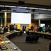 Am Ende der letzten Gemeinderatssitzung unter Vorsitz von Bürgermeister Rainer Stolz (Bildmitte) Erhoben sich Ratsmitglieder und Zuhörer ...