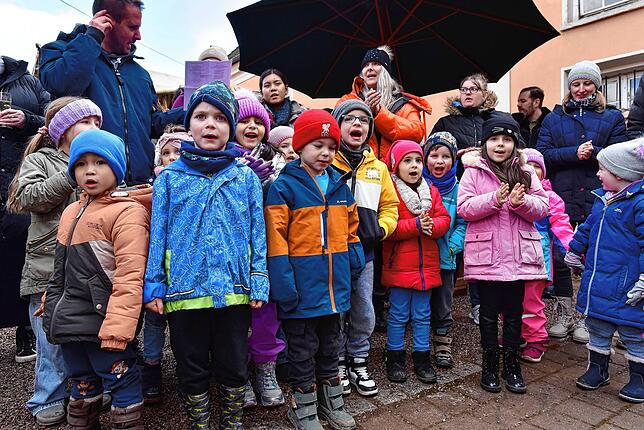 Schon eine Tradition: Zur Eröffnung der Fürstenberg Weihnachtswelt erfreuen die Kinder des Kindergartens St. Elisabeth mit ...