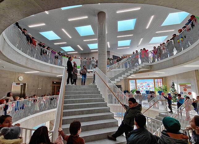 Die gesamte Schülerschaft versammelt sich im großen Treppenhaus des Schulcampus auf zwei Etagen, um aus lautstarken Kehlen die beliebte ...