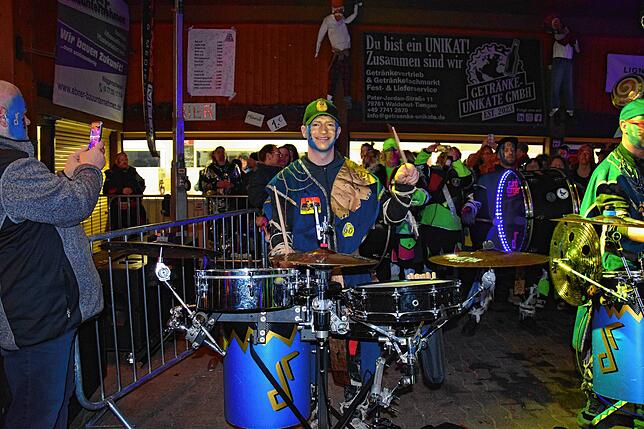 Bild 4: Gigantische Partynacht in Nöggenschwiel: 700 Guggenmusiker rocken mit DJs in drei Zelten!