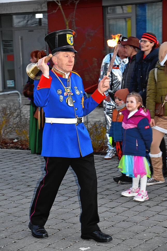 Bild 23: Narren feiern Rosenmontag mit Kindernachmittag und Fackelzug