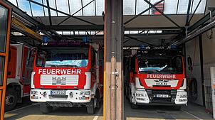 Ein Einblick in die Garage der Feuerwehr in Singen, in der mehrere Fahrzeuge stehen. Die Beschaffung dieser dauert sehr lang.