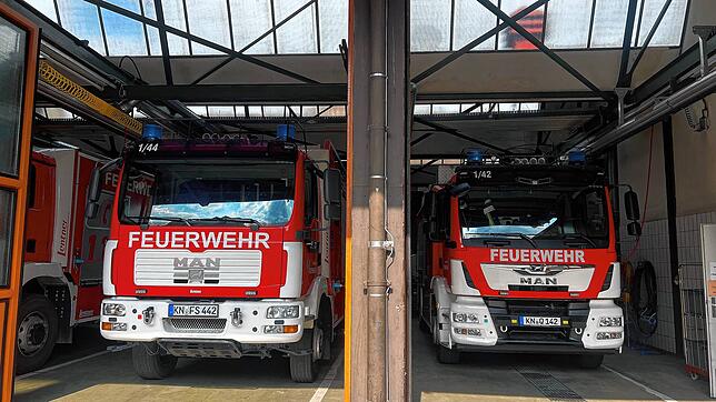 Ein Einblick in die Garage der Feuerwehr in Singen, in der mehrere Fahrzeuge stehen. Die Beschaffung dieser dauert sehr lang.