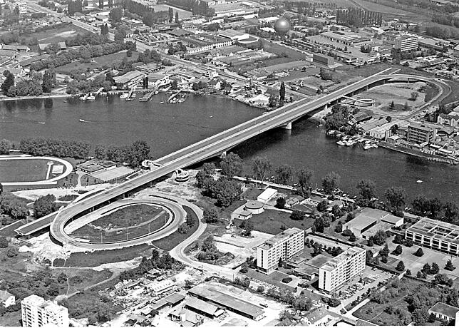 (Archivbild) So sah es rund um die Neue Rheinbrücke im Jahr 1980 aus: Die B33 sollte nach Norden weitergeführt werden. Und auf dem ...