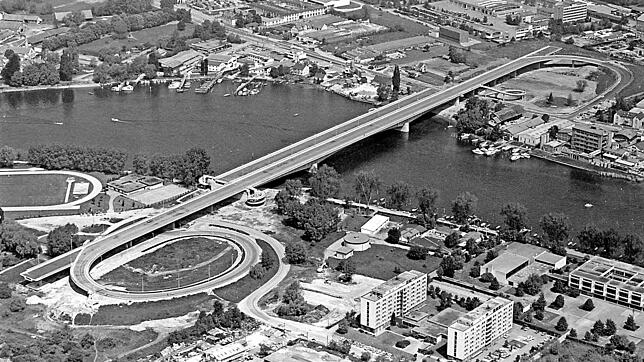 (Archivbild) So sah es rund um die Neue Rheinbrücke im Jahr 1980 aus: Die B33 sollte nach Norden weitergeführt werden. Und auf dem ...