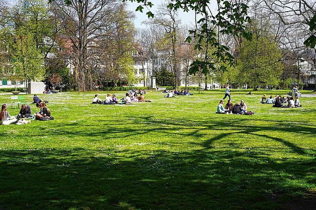 Im Park genießen die Menschen das Zusammensein: Bis zu 15 können sich gemeinsam draußen treffen. Eine Beschränkung auf Haushalte gibt es ...