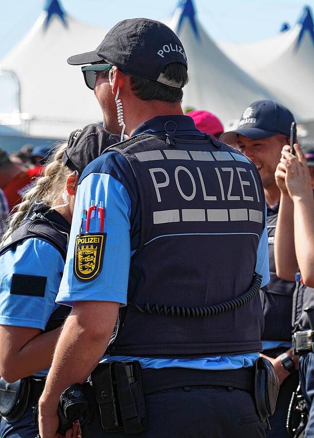 Selbst die Polizei ist von so manchem Sänger auf der Bühne angetan.