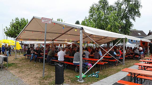 Bild 3: Endlich wieder Hafenfest! Trotz Wetterumschwung ist die Stimmung am ersten Tag hervorragend