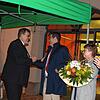 Ralph Gerster (Mitte) ist neuer Bürgermeister der Stadt Pfullendorf. Amtsinhaber Thomas Kugler gratuliert herzlich. Daneben stehen ...