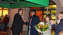 Ralph Gerster (Mitte) ist neuer Bürgermeister der Stadt Pfullendorf. Amtsinhaber Thomas Kugler gratuliert herzlich. Daneben stehen ...