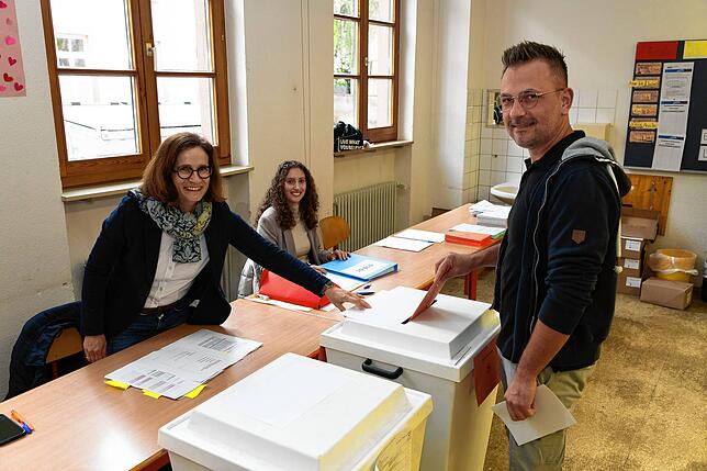 Hier gibt Manuel Rausevic in der Karl-Brachat-Realschule seine Stimme ab, Wahlhelferinnen sind Claudia Geiser (links) und Melanie Gäng.