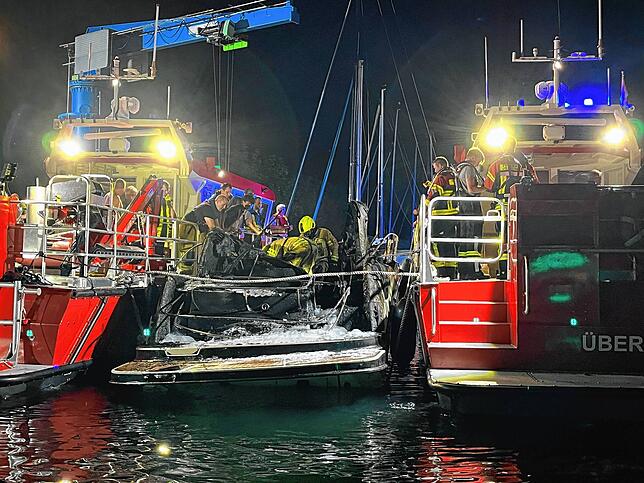 Das, was noch von dem Motorboot übrig ist, wurde abgeschleppt.