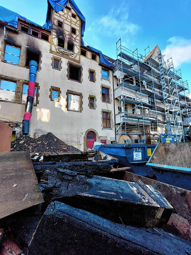 Bild 1: Vier Monate nach dem verheerenden Großbrand: So sieht es jetzt im Stadler-Haus aus