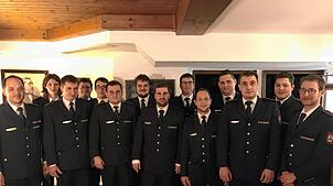 Zahlreiche Feuerwehrleute der Abteilung Achdorf wurden bei der Abteilungsversammlung geehrt und befördert, darunter auch Mitglieder der ...