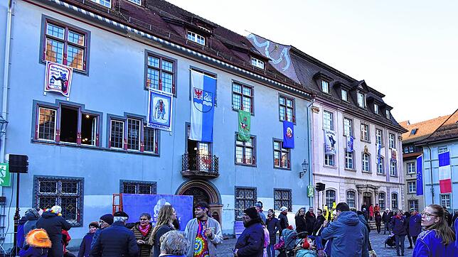 Das Rathaus in Villingen ist mit den Fahnen der Fasnetvereine geschmückt – hier bei der Schlüsselübergabe am Sonntag, 2. März 2025.