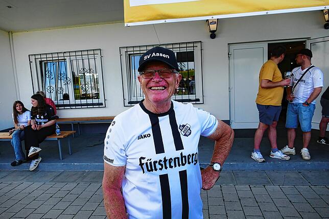 Bild 17: Bezirksligameister SV Aasen gewinnt zum Rundenabschluss mit 7:1 und feiert ausgelassen den Aufstieg