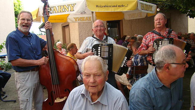 Wie schön verschiedene ad hoc von Laienmusikern gespielte Instrumente zusammenklingen können, war beim 50. Musikantentreffen im Gasthaus ...