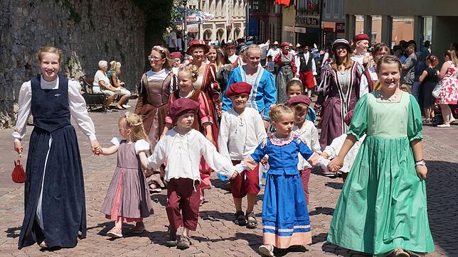 Mit Nachwuchs: Bei der historischen Trachtengruppe der Bürgerzunft 1503 laufen die Kleinen immer vorneweg.