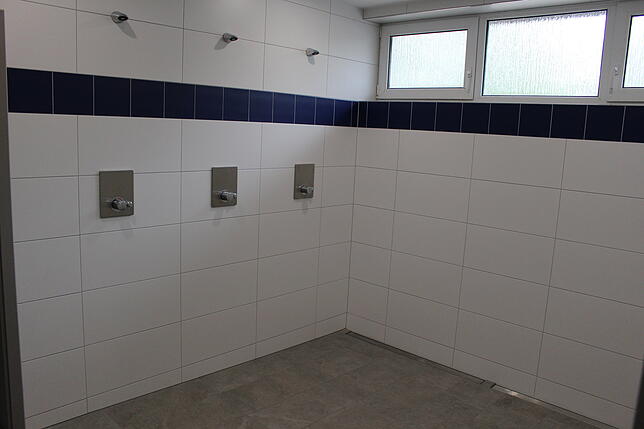 Nachher: Im Mai 2019 ein völlig anderes Bild. Eine moderne Dusche steht den Sportlern nun zur Verfügung.