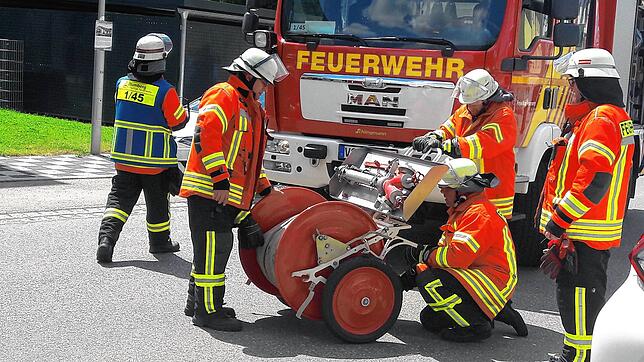 Zu einem Großeinsatz gerufen wurden die Rettungskräfte von Feuerwehr, Polizei und DRK,zu einem vermeintlichen Brand in einem Altersheim ...
