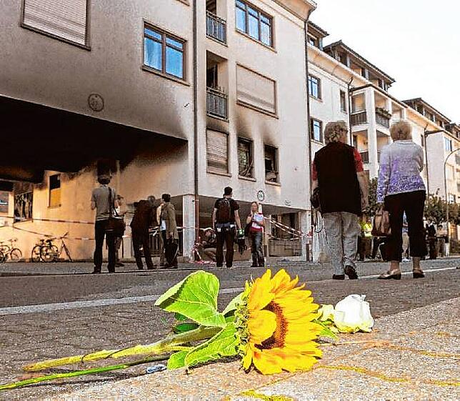 Lörrach am Tag nach dem Amoklauf: Eine Sonnenblume liegt in Lörrach vor dem Wohnhaus, in dem sich die ausgebrannte Wohnung der ...