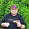 Dirk Lehmann mit seiner Schweizer Versicherungskarte und der Karte, die ihn als Grenzgänger identifiziert.