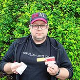 Dirk Lehmann mit seiner Schweizer Versicherungskarte und der Karte, die ihn als Grenzgänger identifiziert.