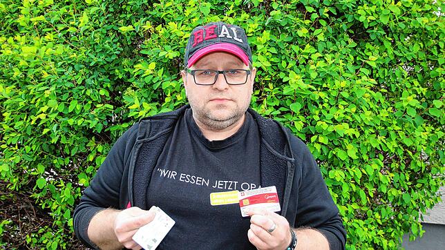 Dirk Lehmann mit seiner Schweizer Versicherungskarte und der Karte, die ihn als Grenzgänger identifiziert.