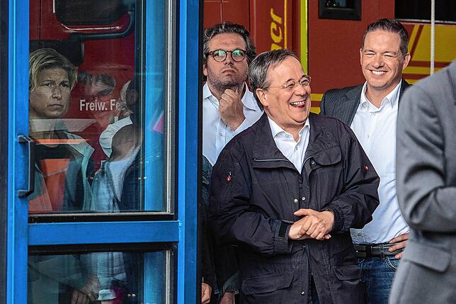 Laschets Lachen: Der nordrhein-westfälische Ministerpräsident lacht am 17. Juli mit Umstehenden in Erftstadt, während Präsident Frank ...