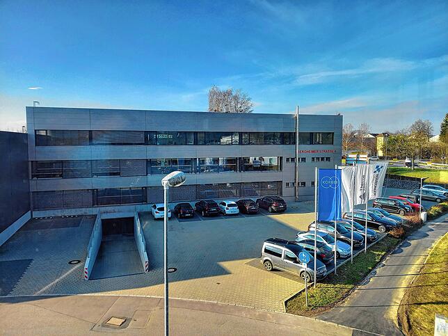 Schräg gegenüber, im Gebäude Bergheimer Straße 4, ist die Therme Arc GmbH, in der Architekten und Planer Thermeprojekte für die ...