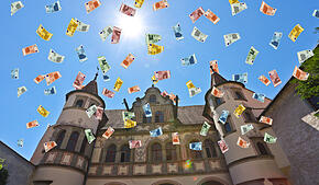 (Archivbild) Über dem Rathaus regnet es Geld: Das käme für Konstanz jetzt genau richtig – aber vorkommen wird es wohl nur in der ...