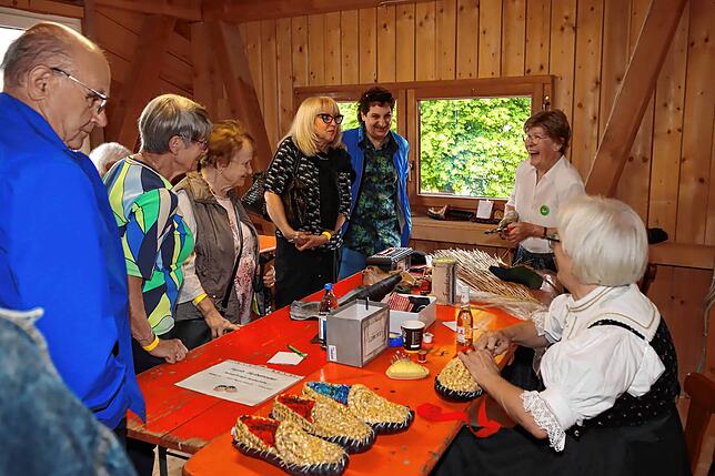 Ingrid Herbstreuter zeigt wie das traditionelle Schuhwerk entsteht.