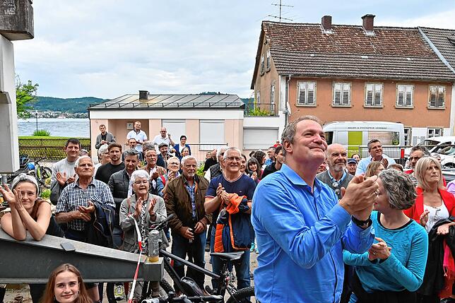 Die Besucher applaudieren beim Richtspruch und den Reden.