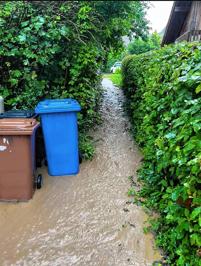 Bild 4: Technische Betriebe unter Wasser: Heftige Regenfälle sorgen für Feuerwehreinsätze