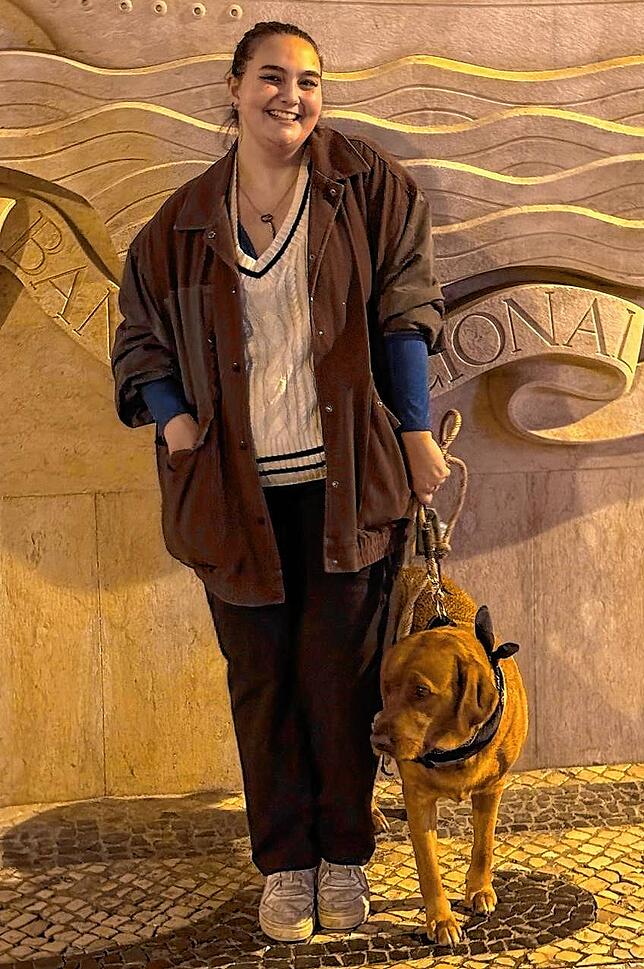 Jil Kübler mit ihrem Hund in Lissabon. Mit 19 Jahren wanderte sie im Jahr 2022 hierhin aus.