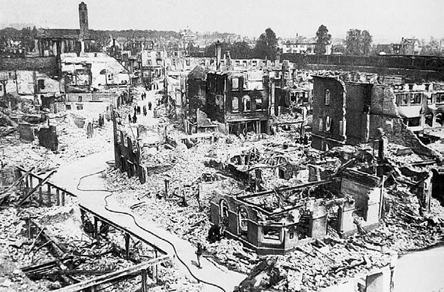 Spreng- und Brandbomben haben die historische Innenstadt in ein Ruinenfeld verwandelt: Blick auf Friedrichshafen nach dem britischen ...