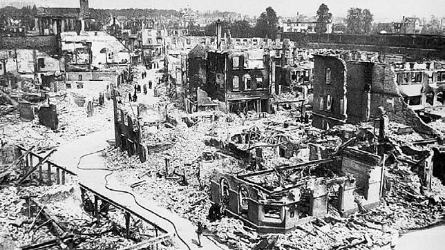 Spreng- und Brandbomben haben die historische Innenstadt in ein Ruinenfeld verwandelt: Blick auf Friedrichshafen nach dem britischen ...