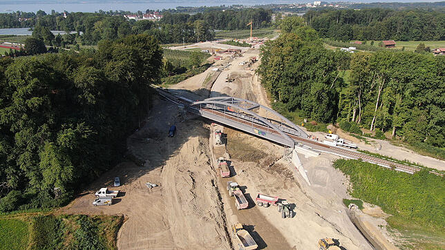 Die Trasse der B31 durchschneidet auf sieben Kilometern Länge Feld, Wald und Flur. Mit der Enteignung von 3,8 Hektar Ackerland, die dem ...